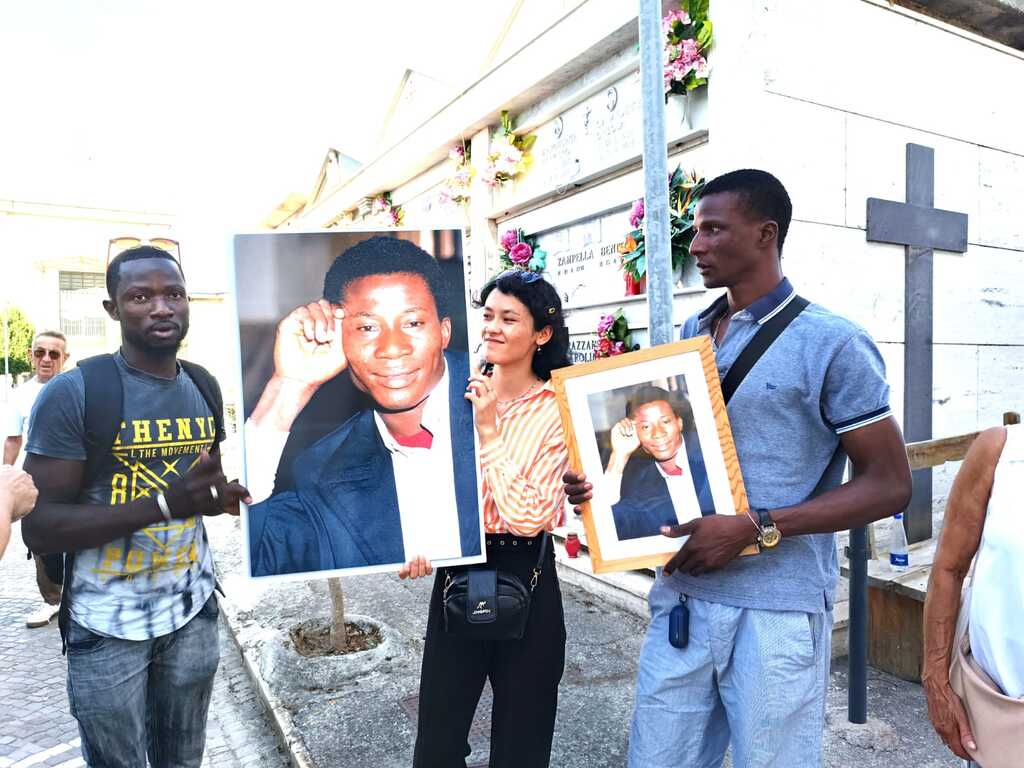 Il ricordo di Jerry Masslo si unisce a quello dei tanti braccianti, migranti e italiani, che hanno perso la vita sul lavoro